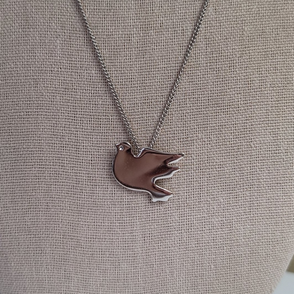 Vintage Avon silvertone necklace with bird pendant